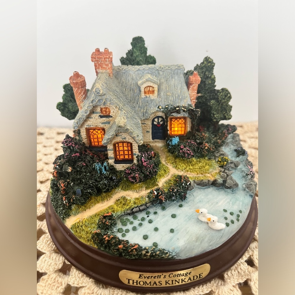 Thomas Kinkade Everett's Cottage Lighted Collectible